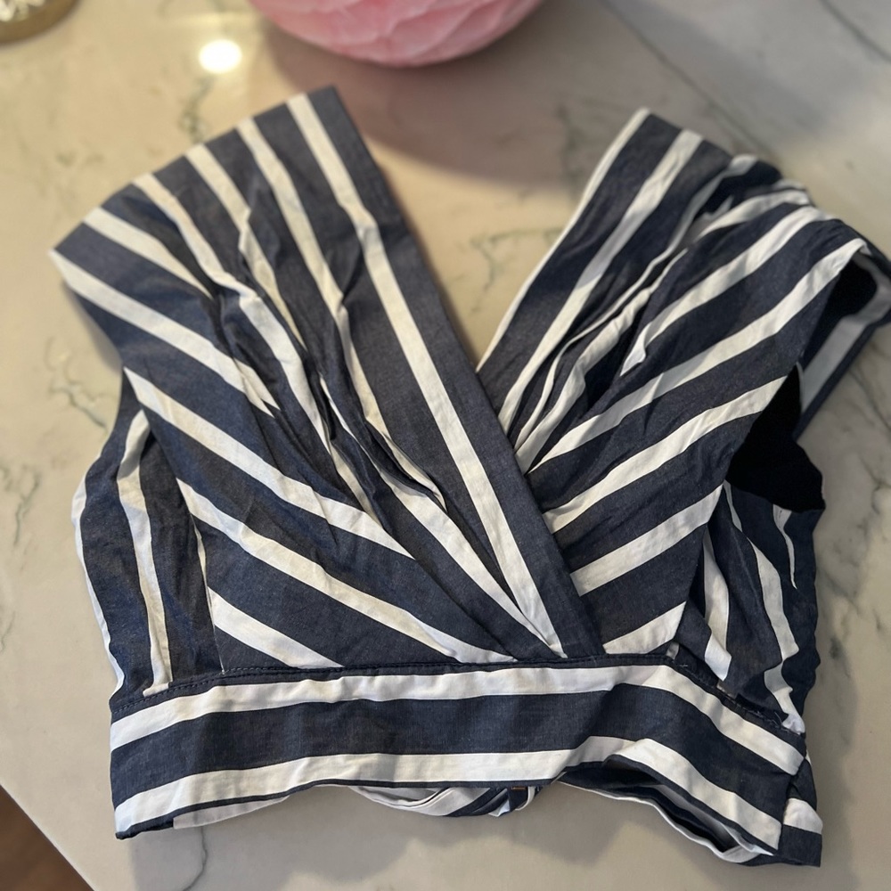 Akira sleeveless top Navy and white Sz Med Vneck w/back zipper & tie pre loved